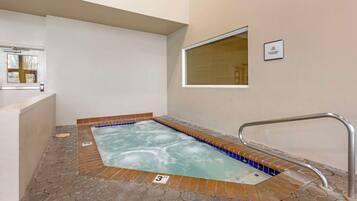 Piscina interna, espreguiçadeiras