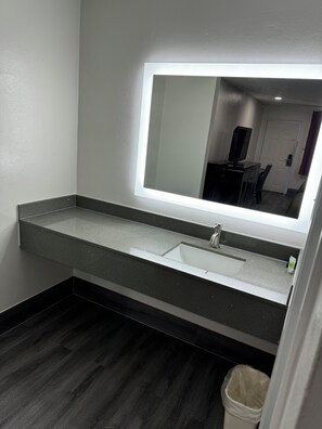 Habitación estándar | Baño | Ducha y bañera combinadas y artículos de higiene personal ecológicos