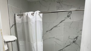 Chambre Standard | Salle de bain | Ensemble douche/baignoire, articles de toilette écologiques