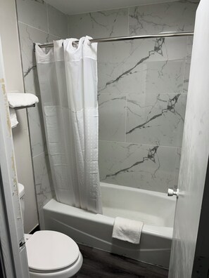 Habitación estándar | Baño | Ducha y bañera combinadas y artículos de higiene personal ecológicos