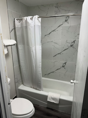 Standardzimmer | Badezimmer | Duschwanne, umweltfreundliche Kosmetikartikel, Haartrockner, Handtücher