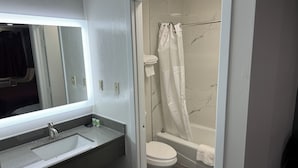 Chambre, 1 très grand lit, non-fumeurs | Salle de bain | Ensemble douche/baignoire, articles de toilette écologiques