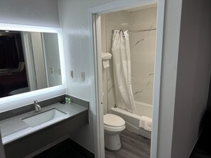 Habitación, 1 cama de matrimonio grande, no fumadores | Baño | Ducha y bañera combinadas y artículos de higiene personal ecológicos