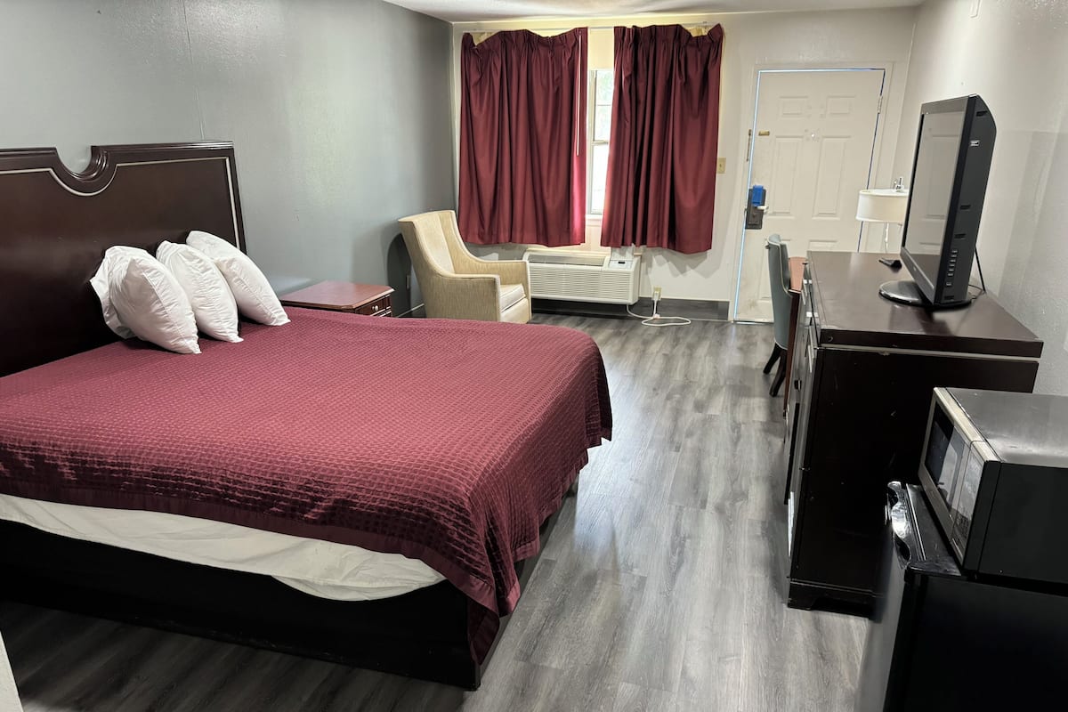 1 Schlafzimmer, Zimmersafe, Schreibtisch, Bügeleisen/Bügelbrett