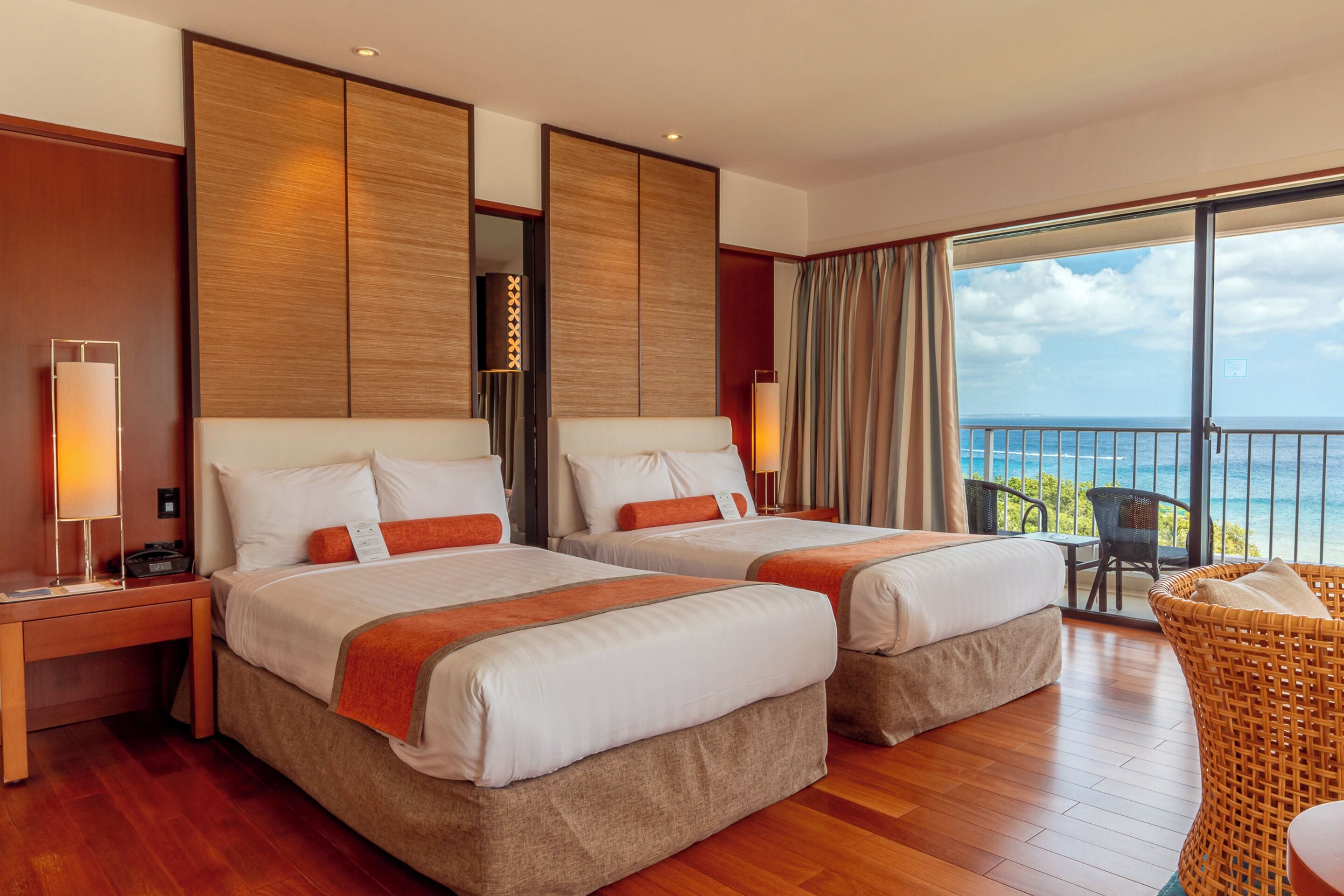 ocean front suite with lounge access (breakfast at restaurant, includes child) | in-room safe, desk, free wifi, bed sheets