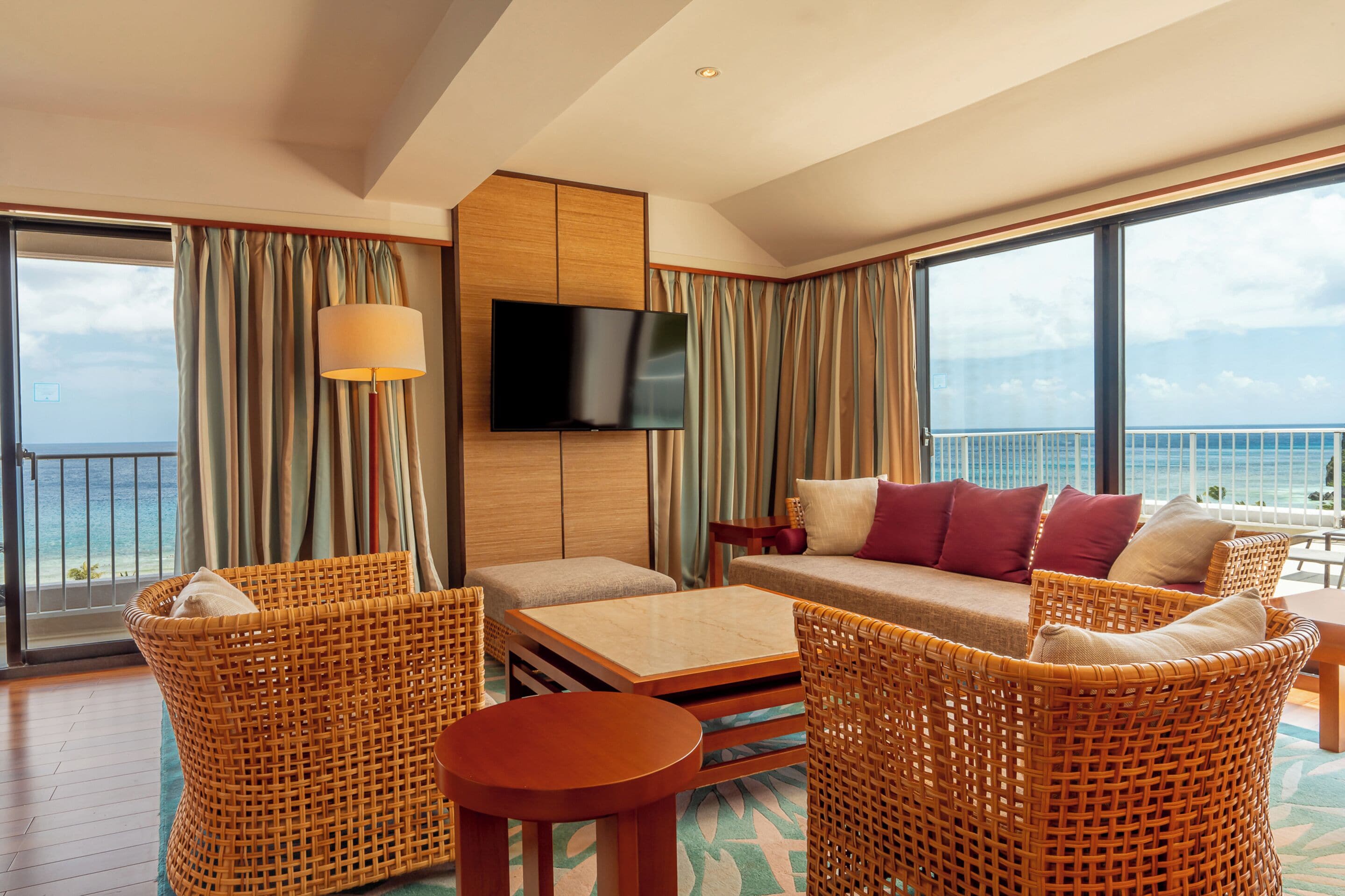 ocean front suite with lounge access (breakfast at restaurant, includes child) | in-room safe, desk, free wifi, bed sheets