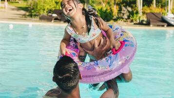 3 piscinas al aire libre, sombrillas, sillones reclinables de piscina