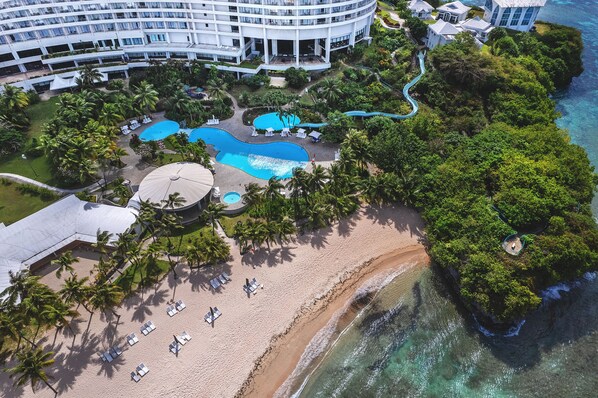 3 outdoor pools, pool umbrellas, sun loungers - Hotel Nikko Guam (Tamuning)