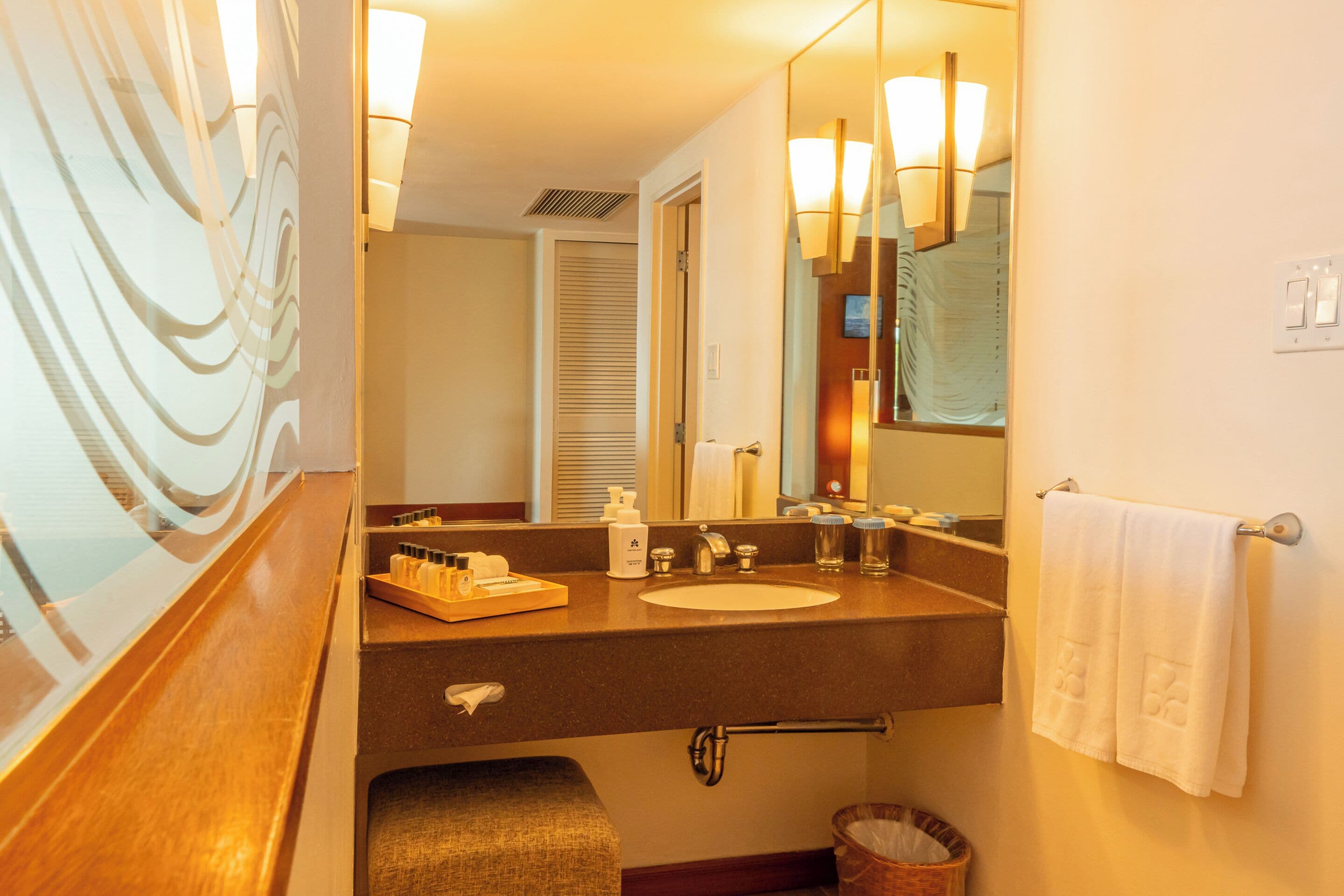 ocean front premier suite with lounge access (breakfast at restaurant, includes child) | in-room safe, desk, free wifi, bed sheets