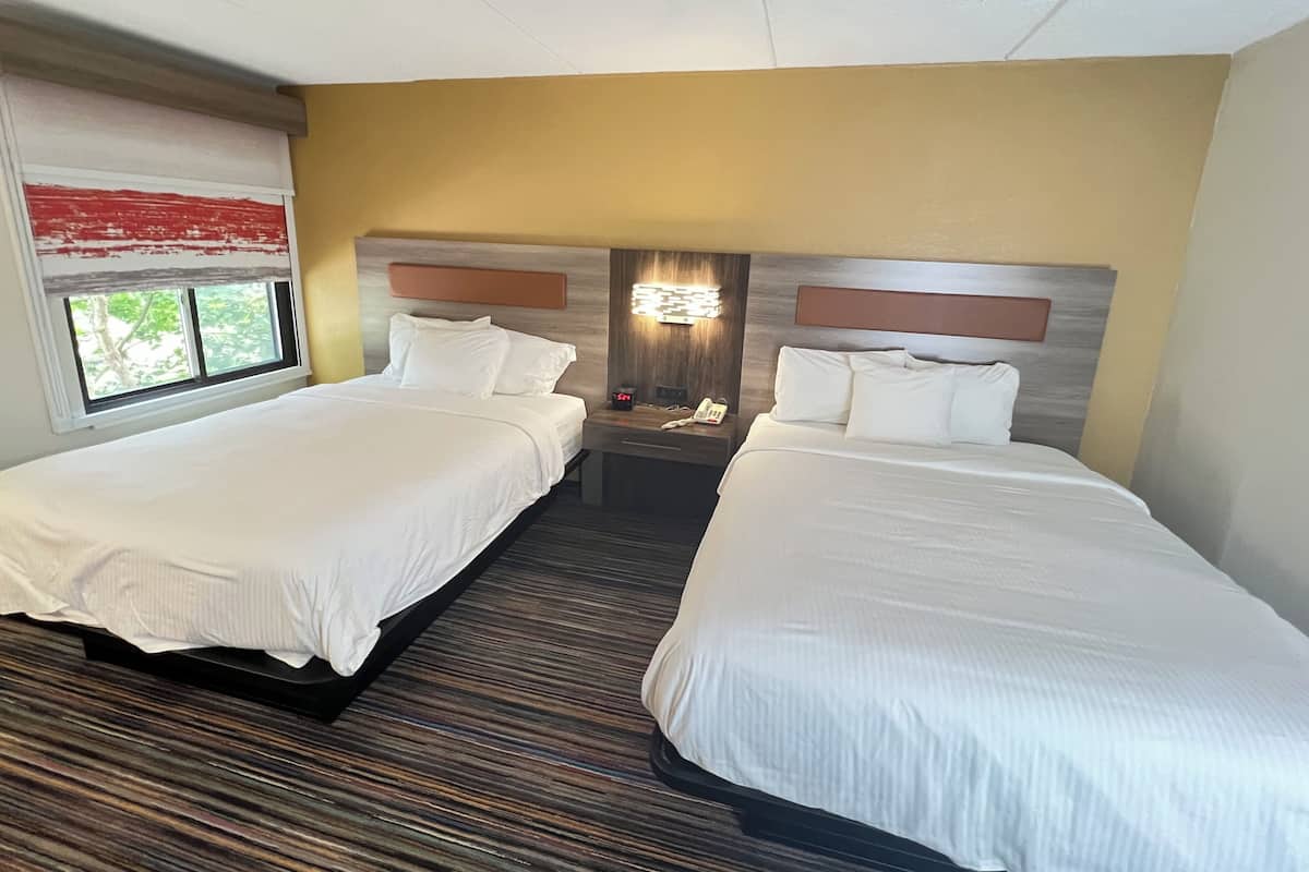 Kamar, 2 Tempat Tidur Queen, akses difabel, Bebas Asap Rokok | Meja kerja, setrika/meja setrika, dan tempat tidur lipat/tambahan