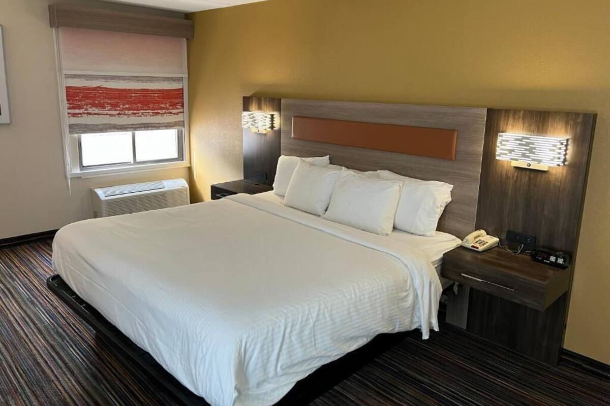 Meja kerja, setrika/meja setrika, dan tempat tidur lipat/tambahan