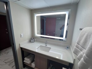 Standard Room, 1 King Bed, Non Smoking | Bathroom | Combined shower/tub, eco-friendly toiletries, hair dryer, towels