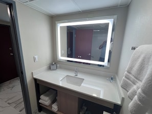 Chambre Standard, 1 très grand lit, non-fumeur | Salle de bain