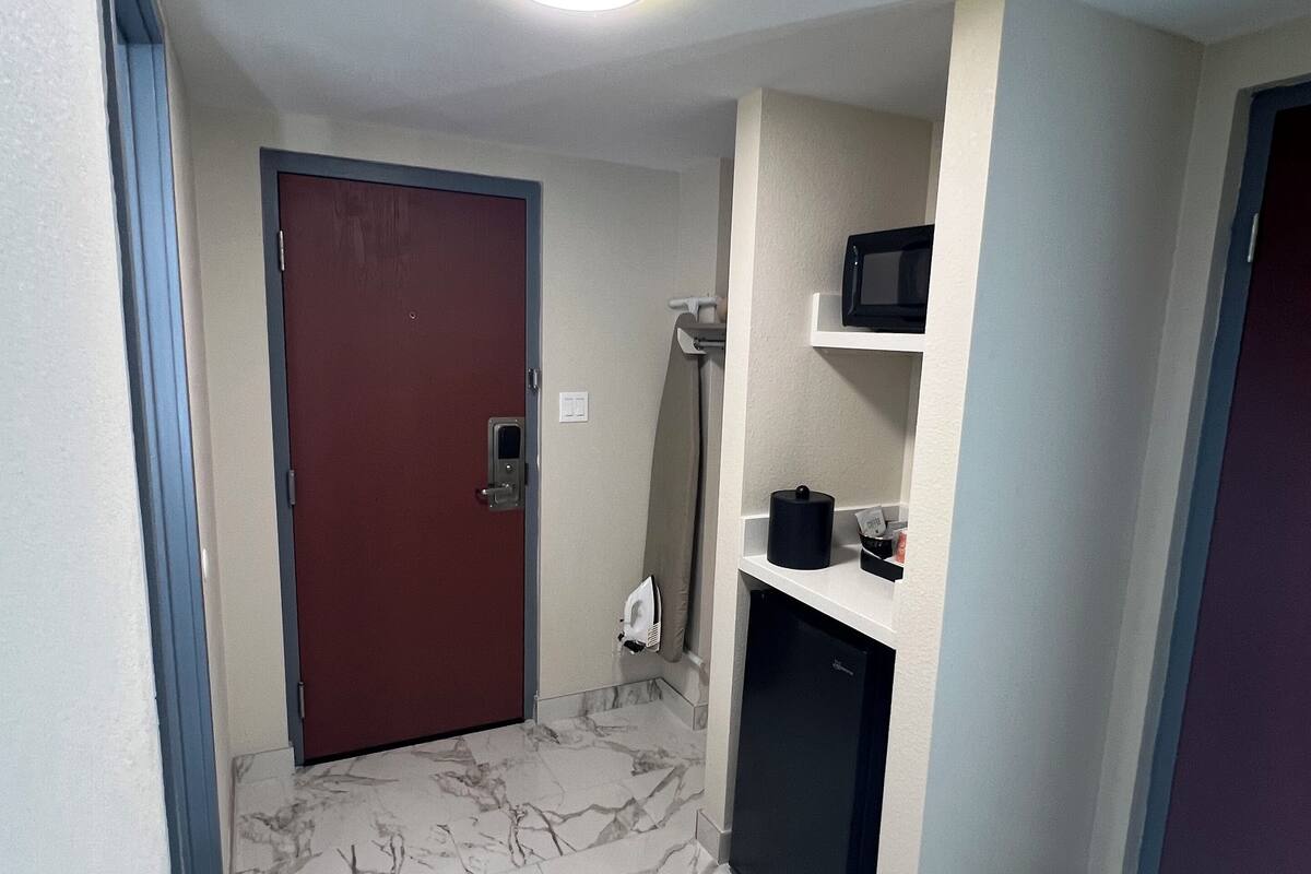 Meja kerja, setrika/meja setrika, dan tempat tidur lipat/tambahan