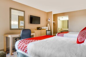 Chambre, 2 grands lits | Bureau, fer et planche à repasser, accès au Wi-Fi (inclus)