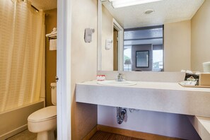 Room, 1 King Bed | Bathroom | Eco-friendly toiletries, dressing gowns, towels, toilet paper