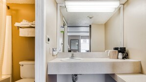 Une salle de bain moderne équipée de toilettes, d’un lavabo et d’une douche.