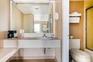 Chambre, 2 grands lits | Salle de bain | Articles de toilette écologiques, peignoirs, serviettes fournies