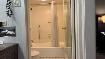Un baño con ducha, inodoro y lavabo.