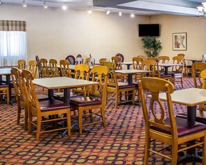 Free daily full breakfast  - Wilkes-Barre Inn and Suites (Wilkes-Barre)
