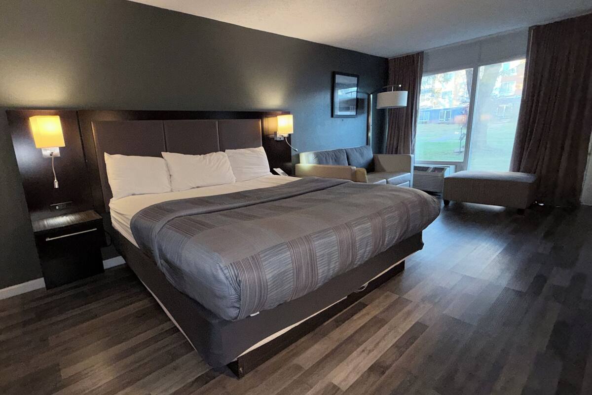 Suite, 1 King Bed with Sofa bed, Non Smoking | Premium bedding, Select Comfort beds, soundproofing, iron/ironing board