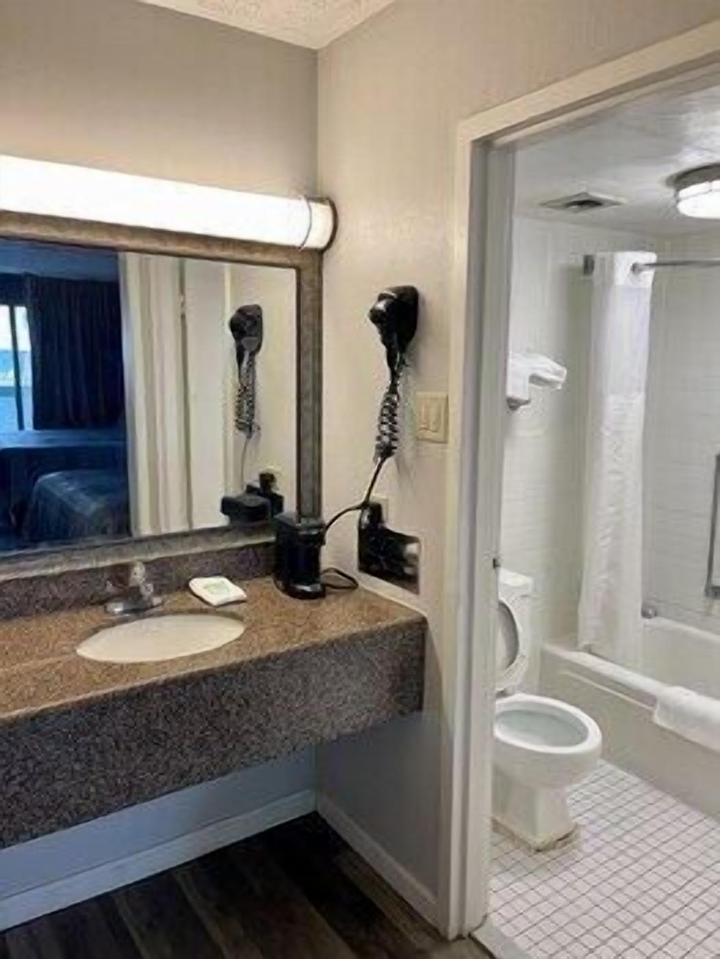 Bathroom | Combined shower/bathtub, rainfall showerhead, eco-friendly toiletries