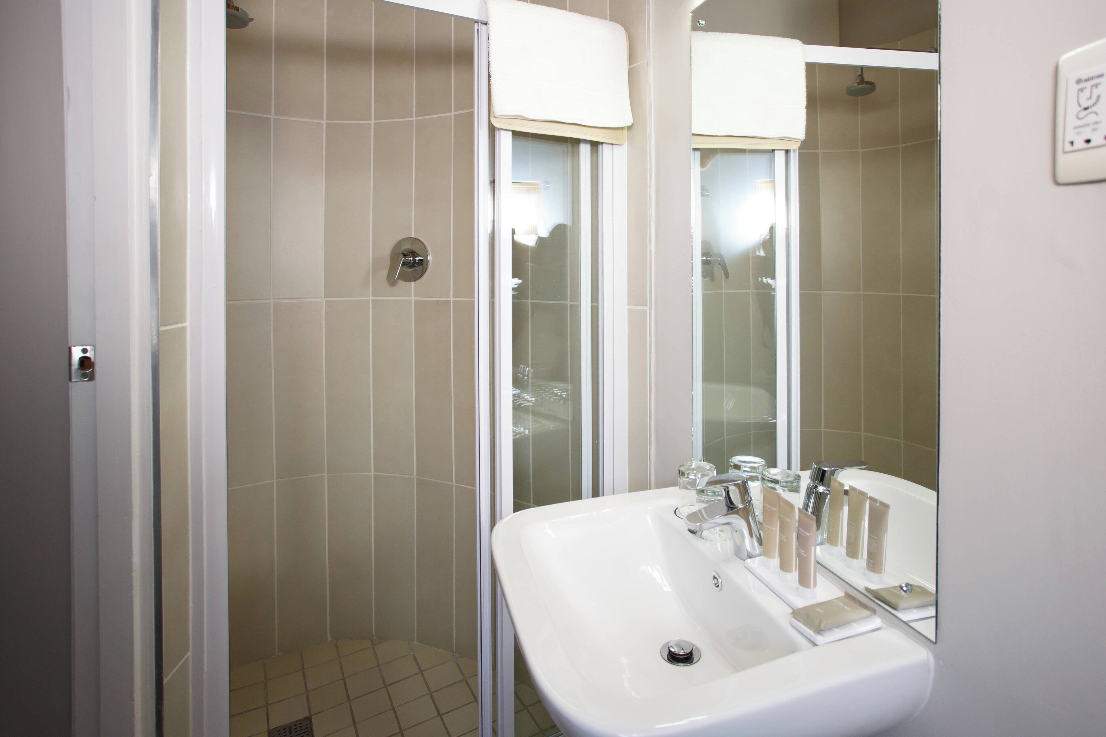 Dusche, umweltfreundliche Kosmetikartikel, Haartrockner, Handtücher