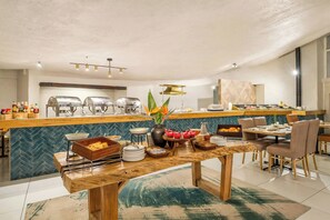 Petit déjeuner, déjeuner et dîner servis sur place