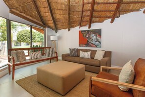 Lounge - Protea Hotel by Marriott Oudtshoorn Riempie Estate (Oudtshoorn)