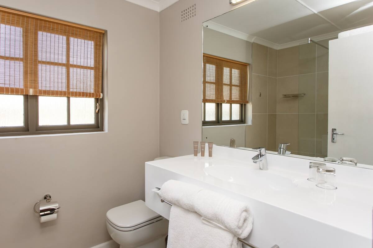 1 bedroom, premium bedding, minibar, in-room safe