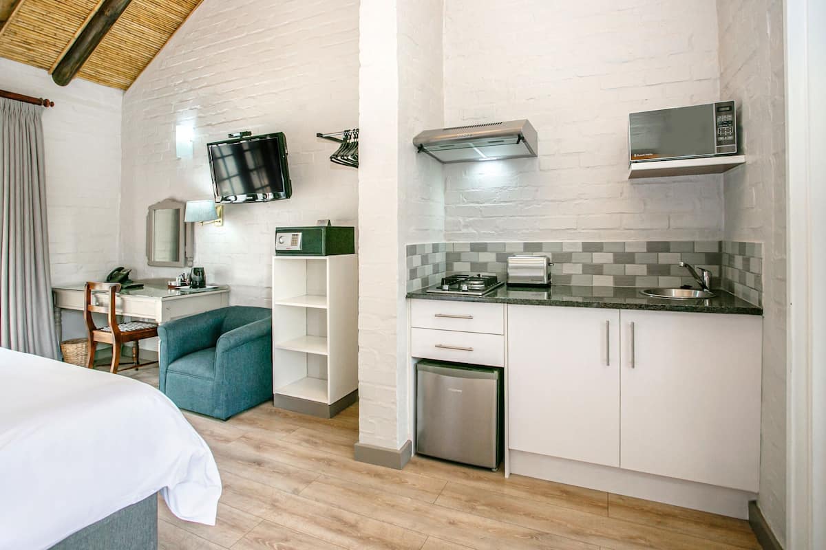 room, 1 king bed, garden view | 1 bedroom, premium bedding, minibar, in-room safe