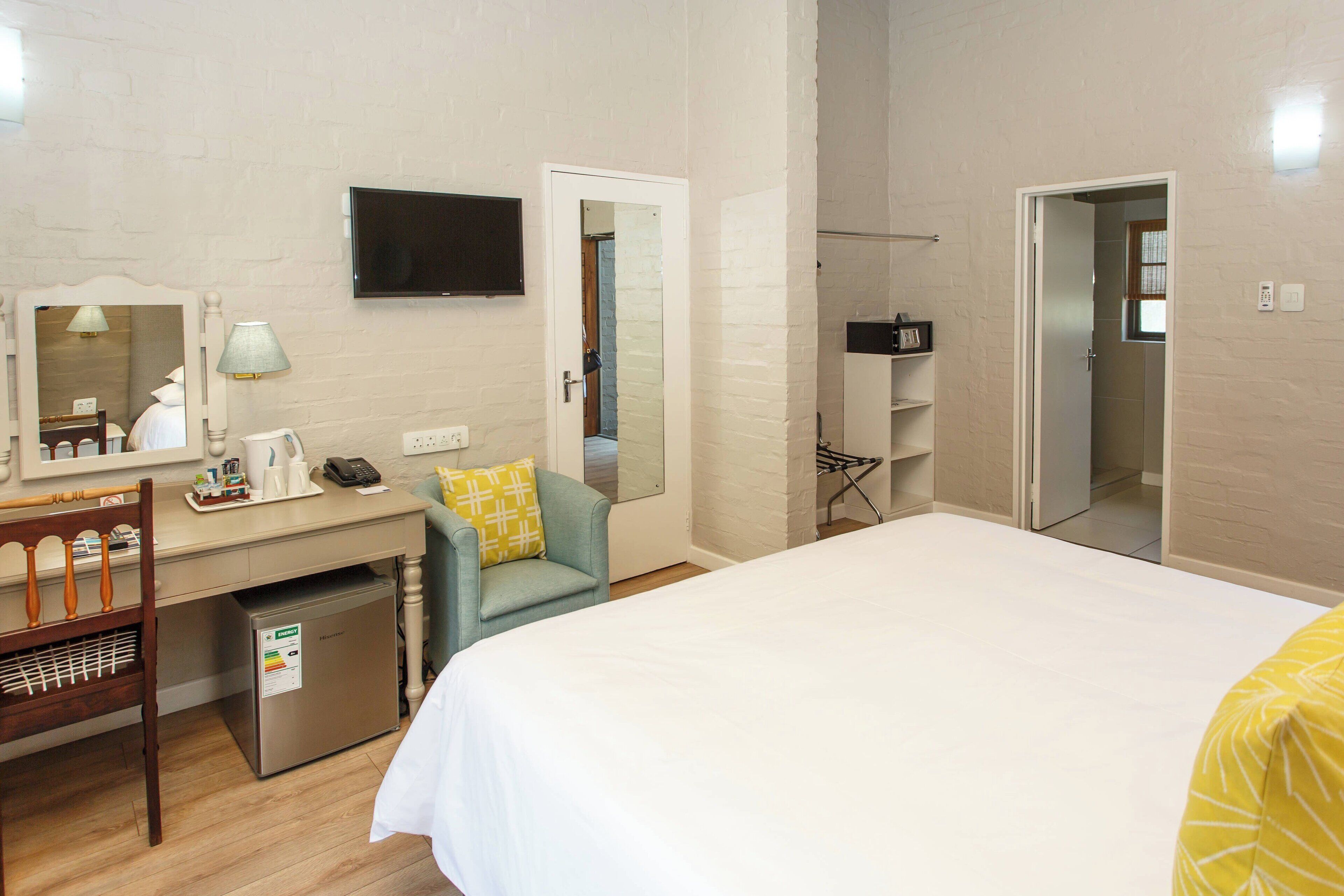 studio, 1 king bed, garden view | 1 bedroom, premium bedding, minibar, in-room safe