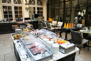 Frokostbuffé hver dag (EUR 22 per person)