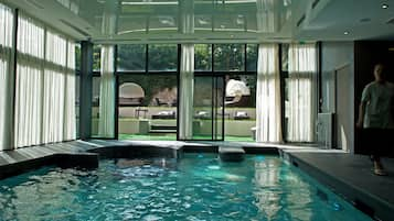 Bathtub spa indoor