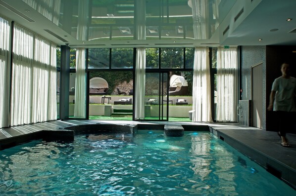 Bathtub spa indoor