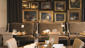 2 Restaurants; Mittagessen und Abendessen werden serviert