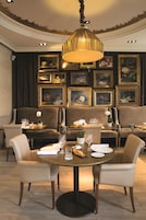 2 restaurants; lunch and dinner served
