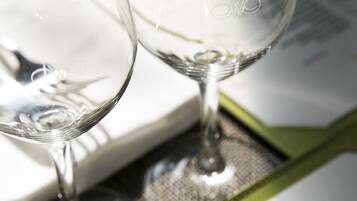 Deux verres à vin vides sont posés sur une table, à côté d’un menu.