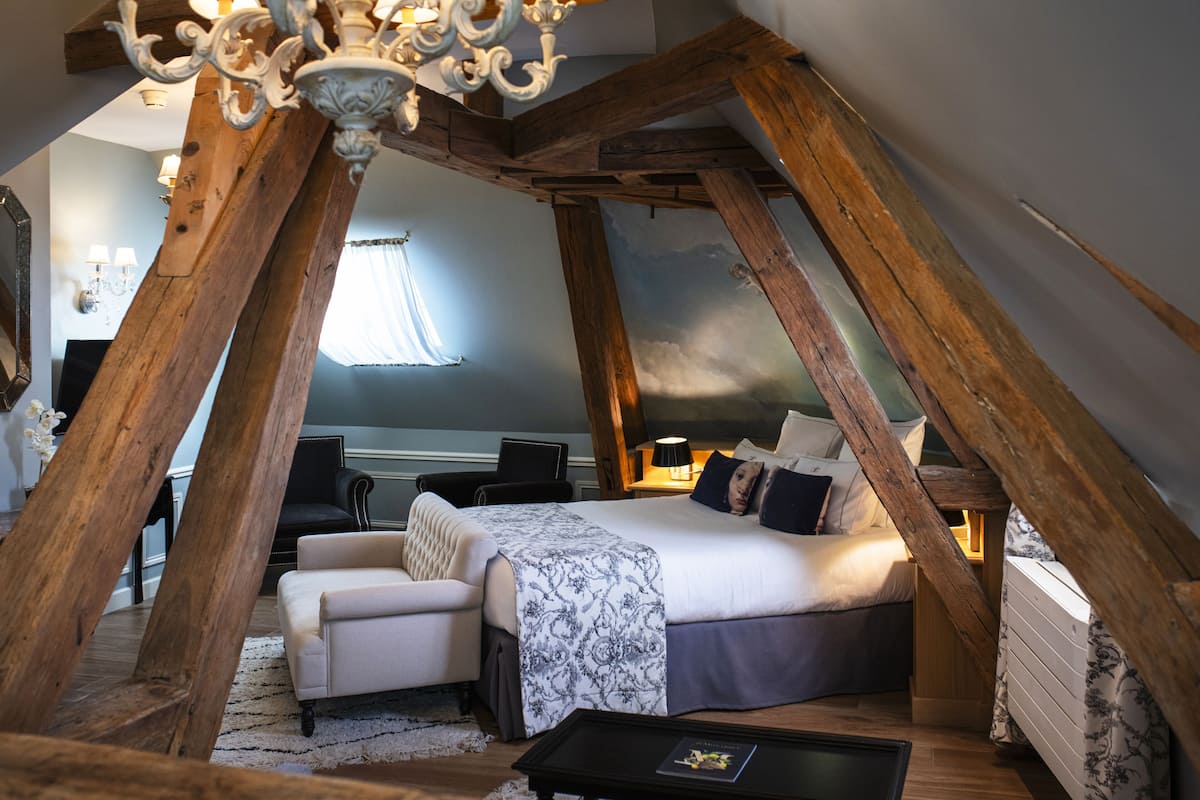 suite, 1 king bed, non smoking (with sofabed) | premium bedding, minibar, in-room safe, desk