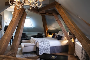 Suite, 1 King Bed, Non Smoking (with Sofabed) | Premium bedding, minibar, in-room safe, desk