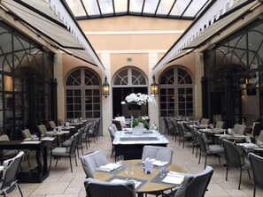 2 restaurants, lunch, dinner served; French cuisine