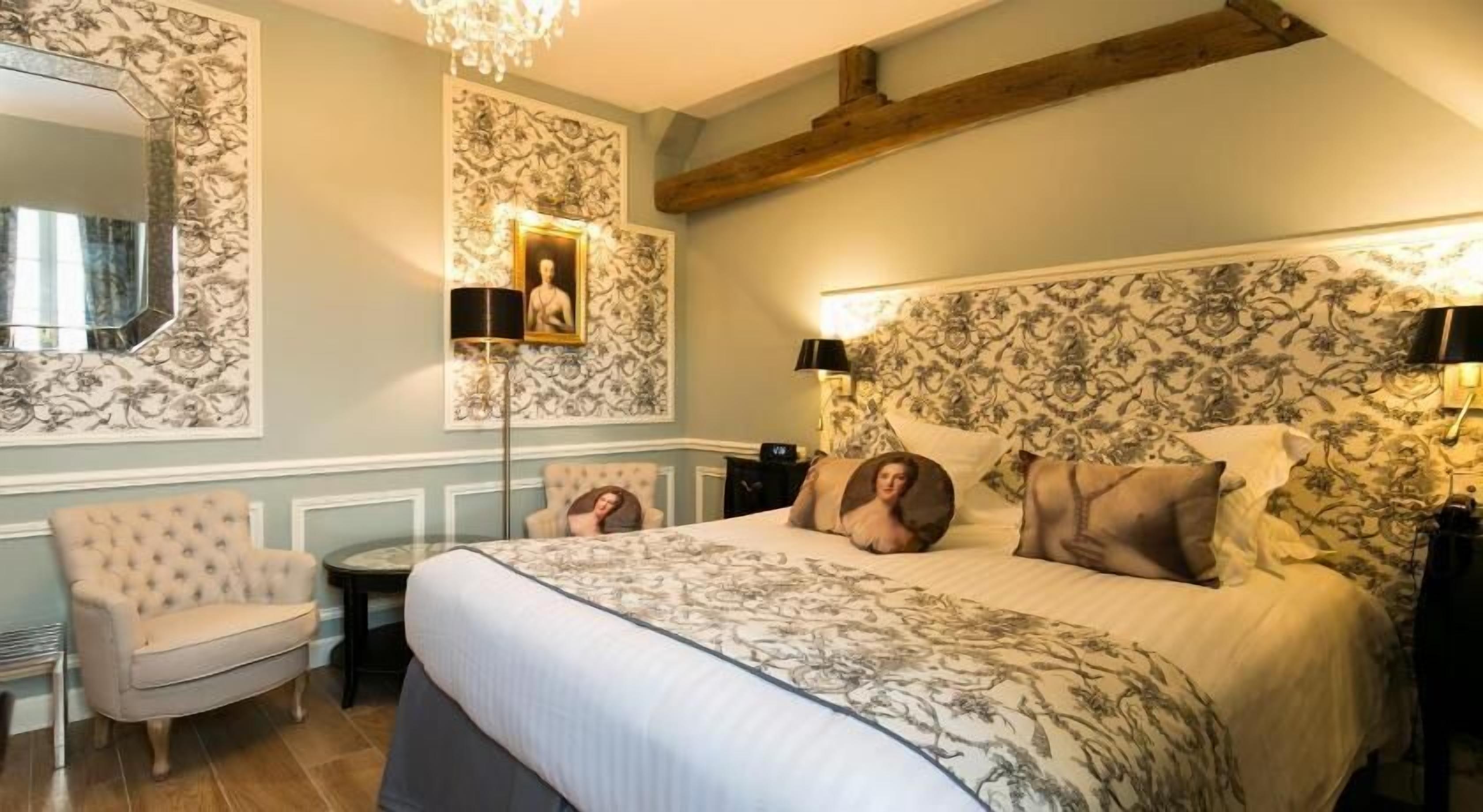 Sengetøy av topp kvalitet, minibar, safe på rommet og skrivebord