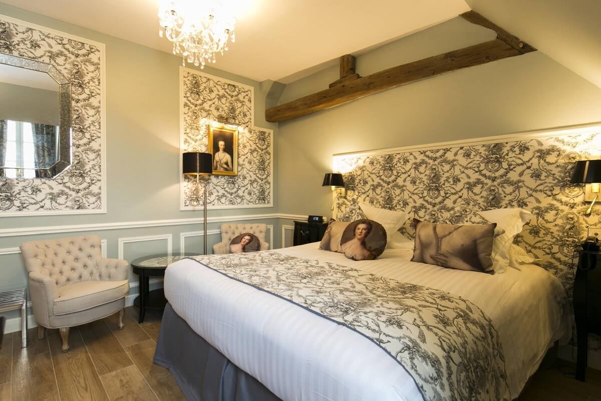 Quarto luxo, 1 cama Queen, para não fumantes (Larger Room;Twin bed on request) | Roupas de cama premium, frigobar, cofres nos quartos, escrivaninha