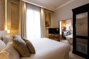 Kamar Deluks, 1 Tempat Tidur Queen, Bebas Asap Rokok (Larger Room;Twin bed on request) | Seprai premium, minibar, brankas, dan meja kerja