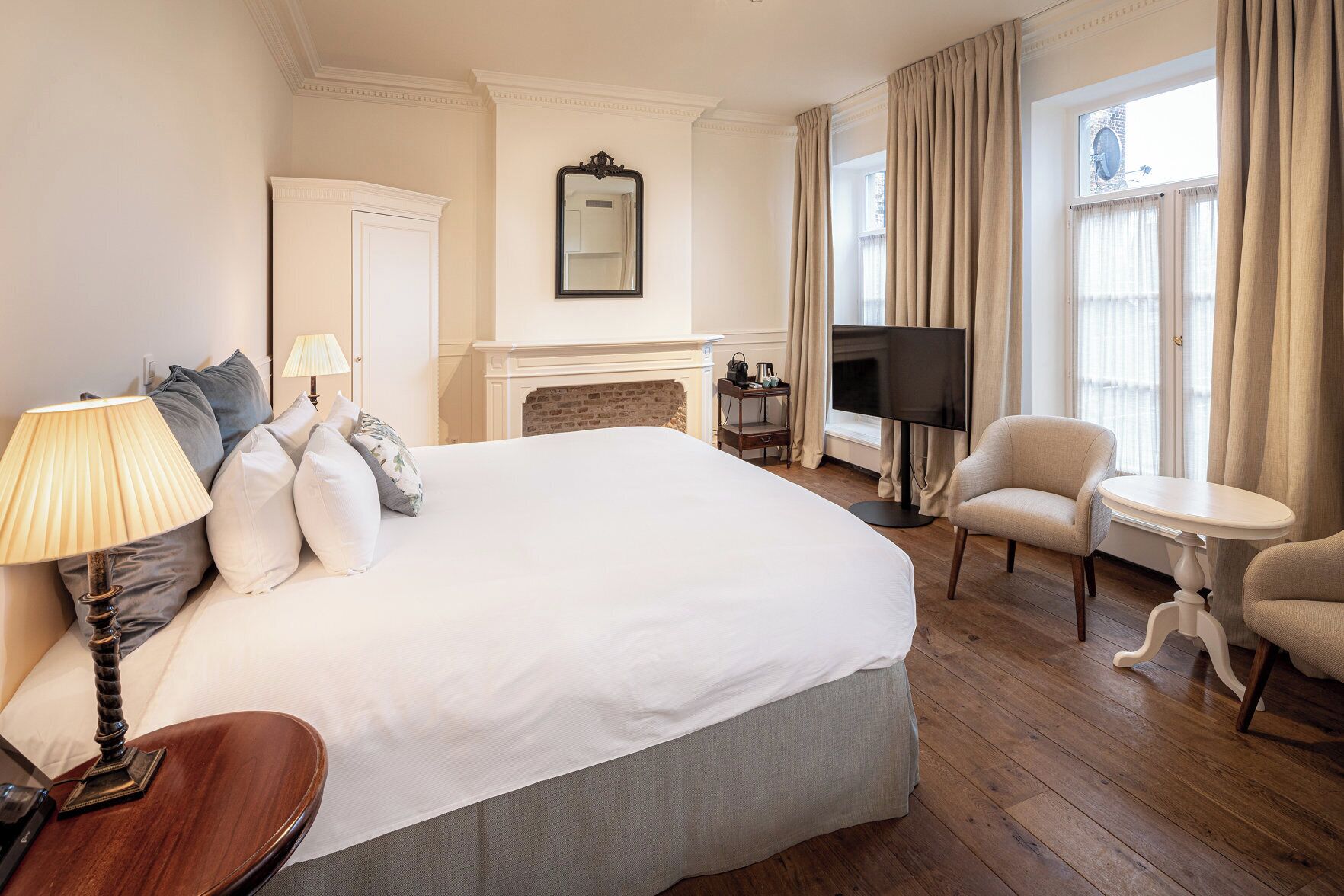 Premium bedding, down comforters, minibar, in-room safe
