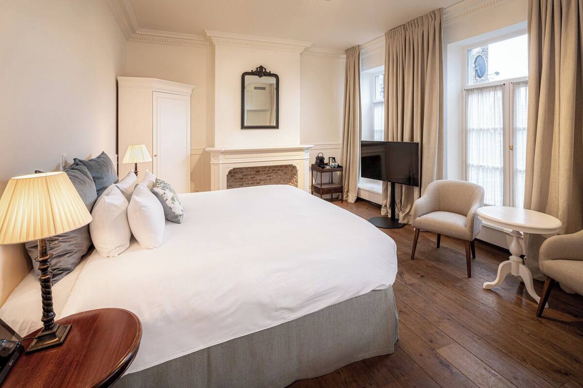 Premium bedding, down comforters, minibar, in-room safe