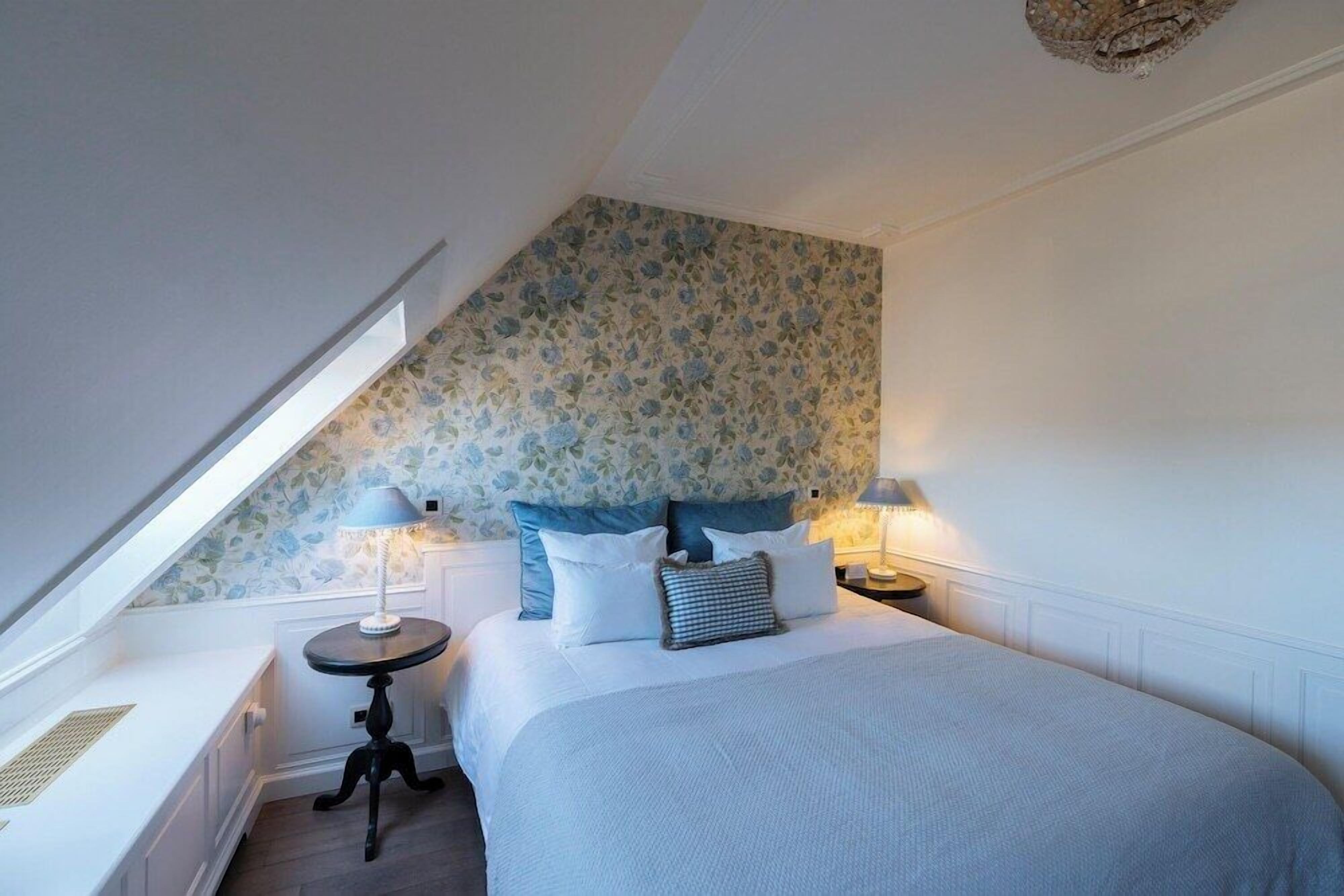 Premium bedding, down comforters, minibar, in-room safe