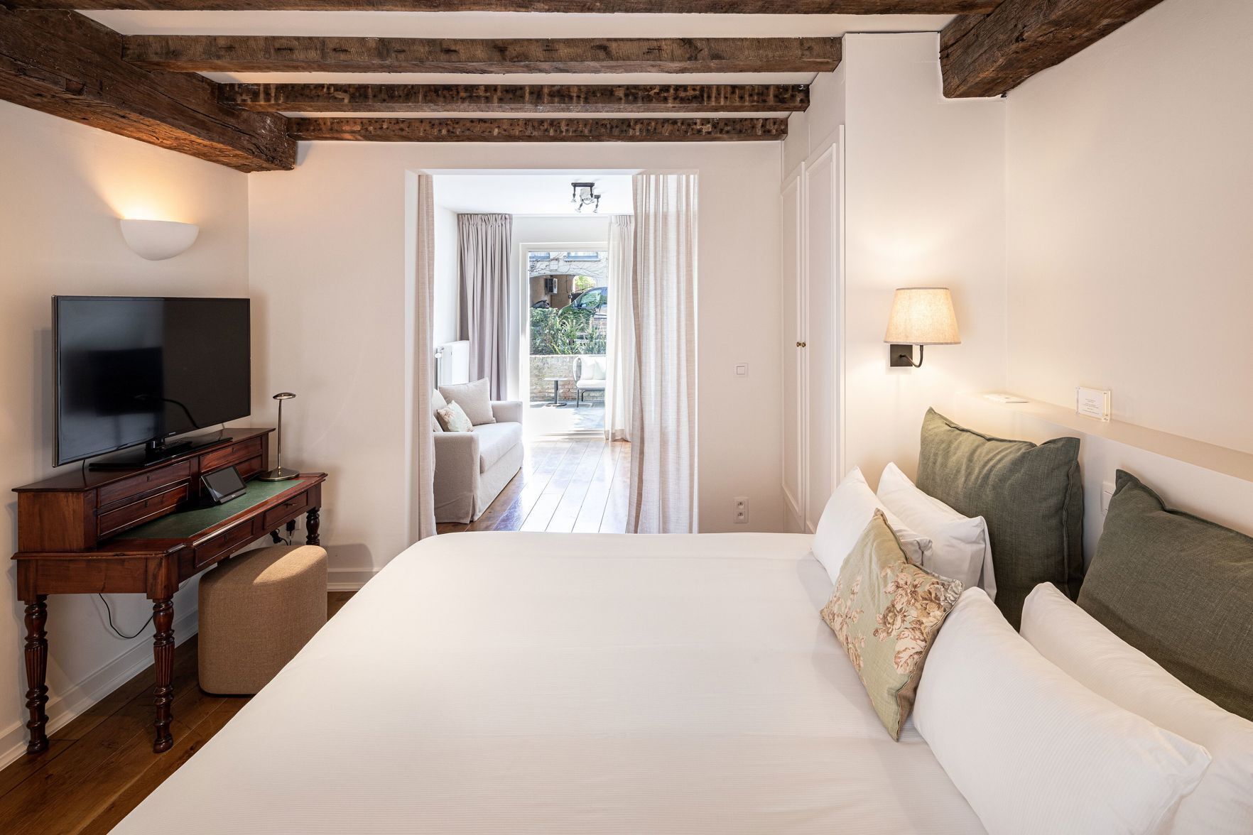 Premium bedding, down comforters, minibar, in-room safe