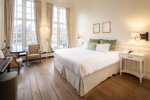 Executive Room | Premium bedding, down duvets, minibar, in-room safe - Hotel de Tuilerieen (Bruges)
