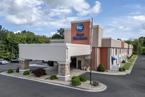 A Best Western hotel with a modern facade, a parking lot, and a landscaped entrance area.